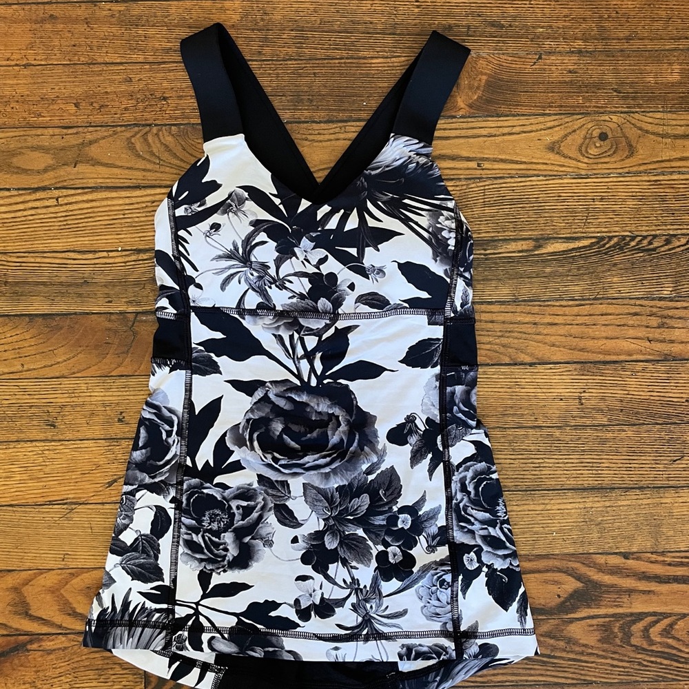 Lululemon workout top size 4